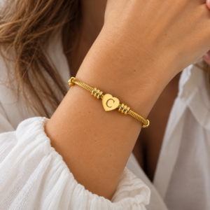 bracciale dorato con cuore inciso c
