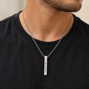 collana vincenzo su t shirt nera